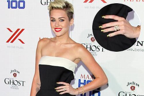 OMG.  Miley's engagement ring is back....