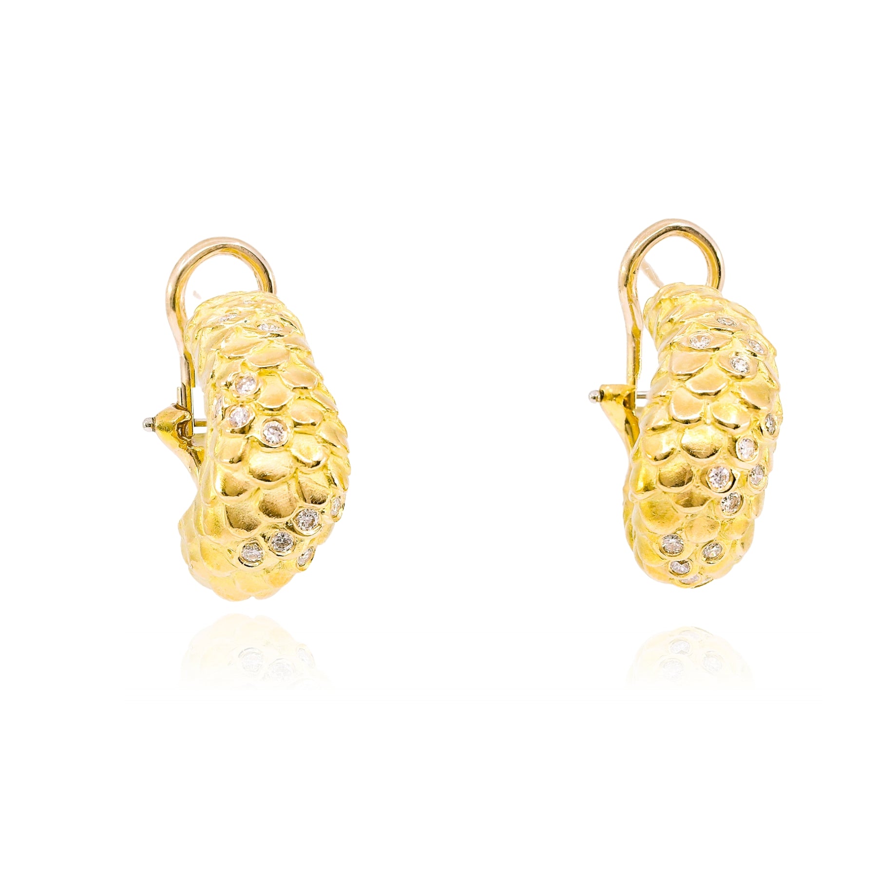 ESTATE ANGELA CUMMINGS 18K YELLOW GOLD DIAMOND SATIN FISH TAIL HOOP EARRINGS - 0.30CTW