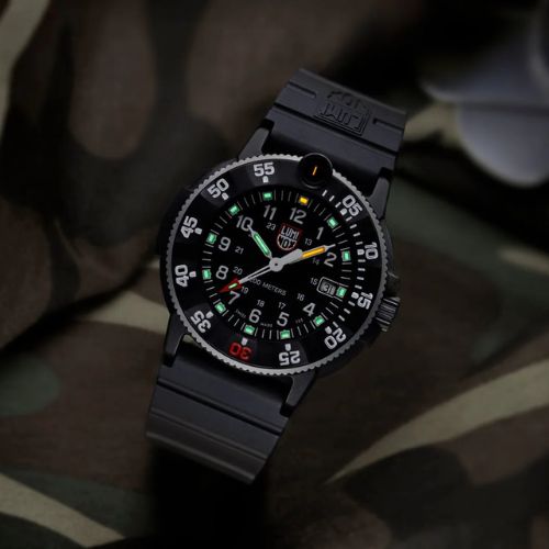 43MM LUMINOX NAVY SEAL ORIGINAL 3001 HERITAGE QUARTZ BLACK AND WHITE DIAL WATCH
