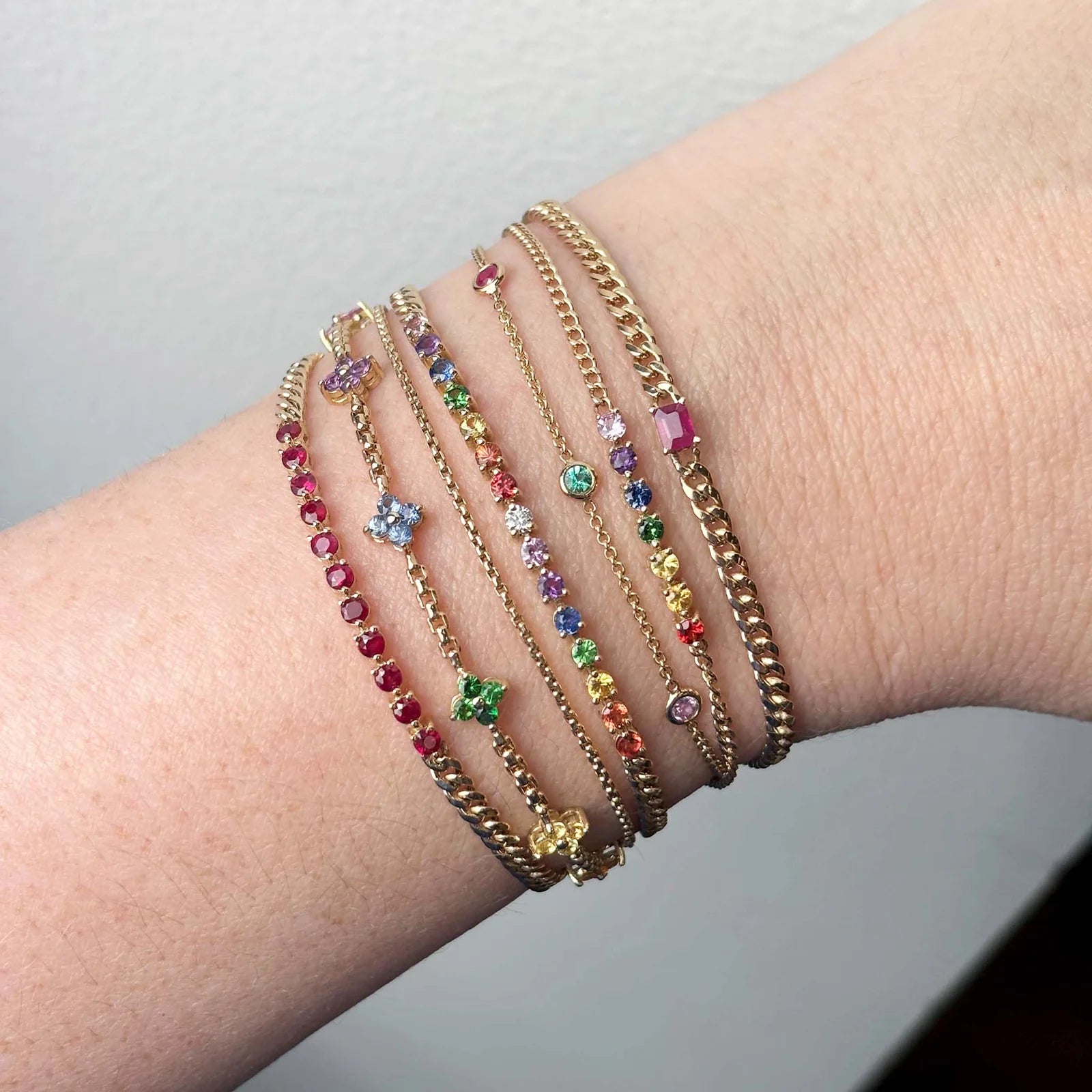ZOE CHICCO 14K YELLOW GOLD RAINBOW SAPPHIRE CURB LINK BRACELET